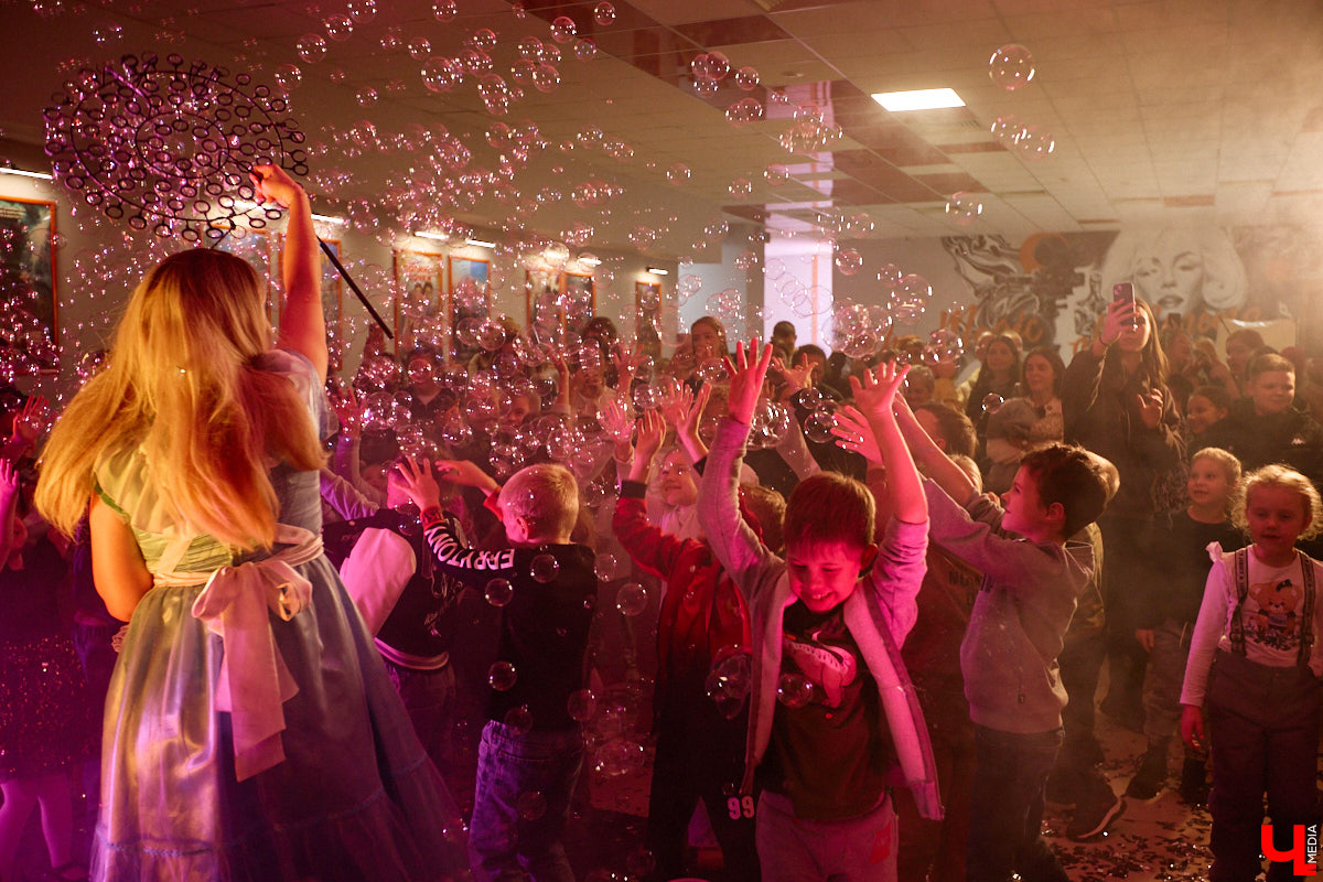 23 октября на большие экраны вышла сказка отечественного производства «Алиса в стране чудес». Увидеть фильм одними из первых посчастливилось владимирцам. Показ приурочили ко дню рождения «Киномакса — РусьКино». На днях кинотеатру исполнился ровно год. На празднике в честь этого события побывал «Ключ-Медиа».