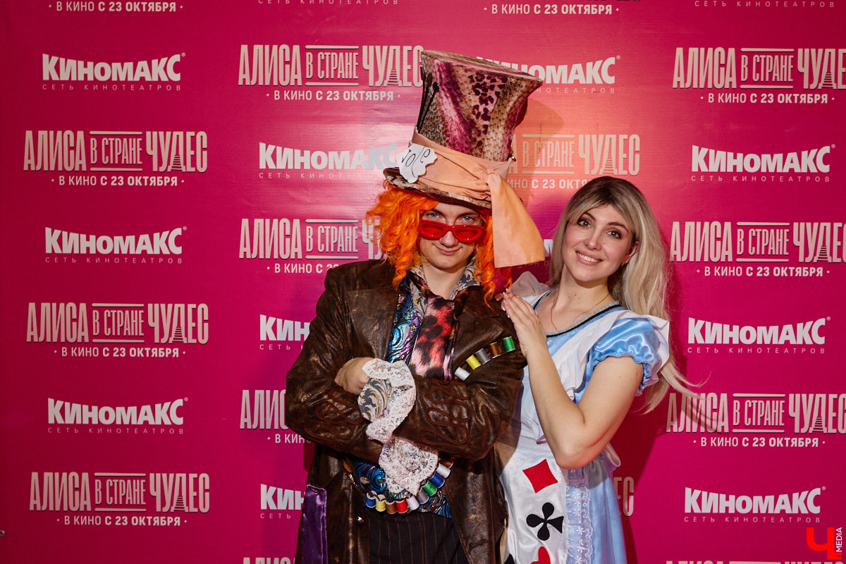 23 октября на большие экраны вышла сказка отечественного производства «Алиса в стране чудес». Увидеть фильм одними из первых посчастливилось владимирцам. Показ приурочили ко дню рождения «Киномакса — РусьКино». На днях кинотеатру исполнился ровно год. На празднике в честь этого события побывал «Ключ-Медиа».