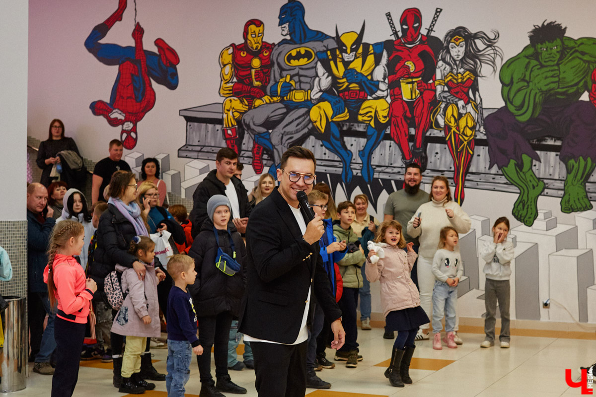 23 октября на большие экраны вышла сказка отечественного производства «Алиса в стране чудес». Увидеть фильм одними из первых посчастливилось владимирцам. Показ приурочили ко дню рождения «Киномакса — РусьКино». На днях кинотеатру исполнился ровно год. На празднике в честь этого события побывал «Ключ-Медиа».