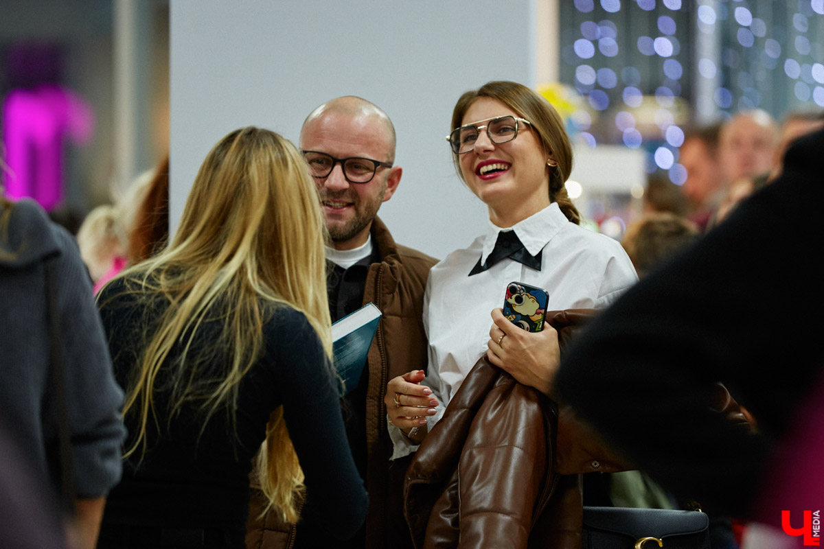 23 октября на большие экраны вышла сказка отечественного производства «Алиса в стране чудес». Увидеть фильм одними из первых посчастливилось владимирцам. Показ приурочили ко дню рождения «Киномакса — РусьКино». На днях кинотеатру исполнился ровно год. На празднике в честь этого события побывал «Ключ-Медиа».