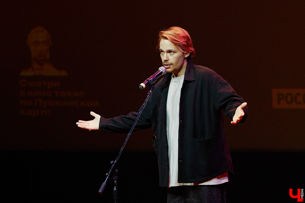 23 октября на большие экраны вышла сказка отечественного производства «Алиса в стране чудес». Увидеть фильм одними из первых посчастливилось владимирцам. Показ приурочили ко дню рождения «Киномакса — РусьКино». На днях кинотеатру исполнился ровно год. На празднике в честь этого события побывал «Ключ-Медиа».