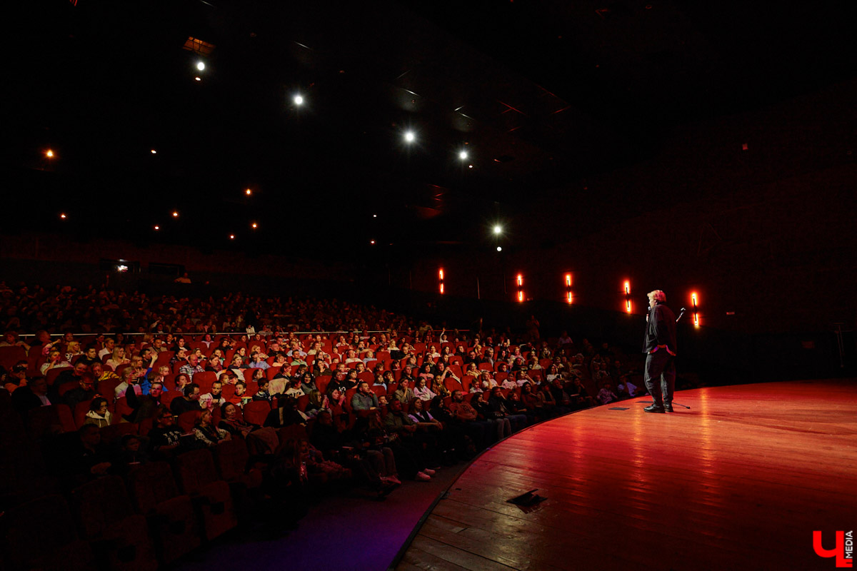 23 октября на большие экраны вышла сказка отечественного производства «Алиса в стране чудес». Увидеть фильм одними из первых посчастливилось владимирцам. Показ приурочили ко дню рождения «Киномакса — РусьКино». На днях кинотеатру исполнился ровно год. На празднике в честь этого события побывал «Ключ-Медиа».