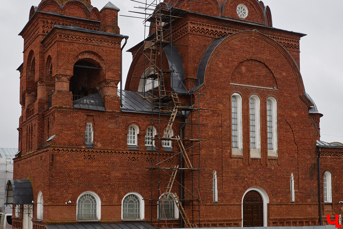 В историческом центре Владимира добавилось фасадных сеток зеленого цвета. На этот раз ими пришлось затянуть разрушающиеся фасады сторожки и крещальни, которые входят в состав архитектурного ансамбля Успенского собора. Строения, возведенные в 1871 году, планируют отреставрировать до конца этого года. При этом одну из пристроек более позднего времени придется полностью разобрать и возвести на основе нового фундамента.