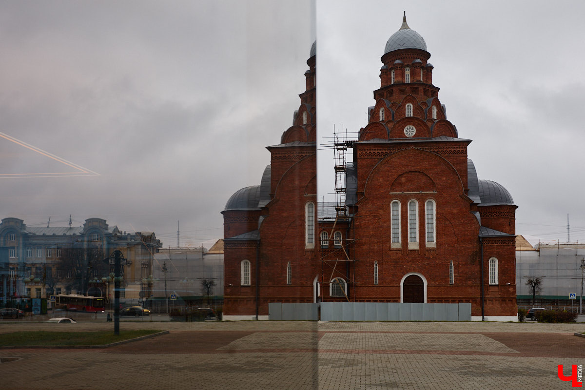 В историческом центре Владимира добавилось фасадных сеток зеленого цвета. На этот раз ими пришлось затянуть разрушающиеся фасады сторожки и крещальни, которые входят в состав архитектурного ансамбля Успенского собора. Строения, возведенные в 1871 году, планируют отреставрировать до конца этого года. При этом одну из пристроек более позднего времени придется полностью разобрать и возвести на основе нового фундамента.