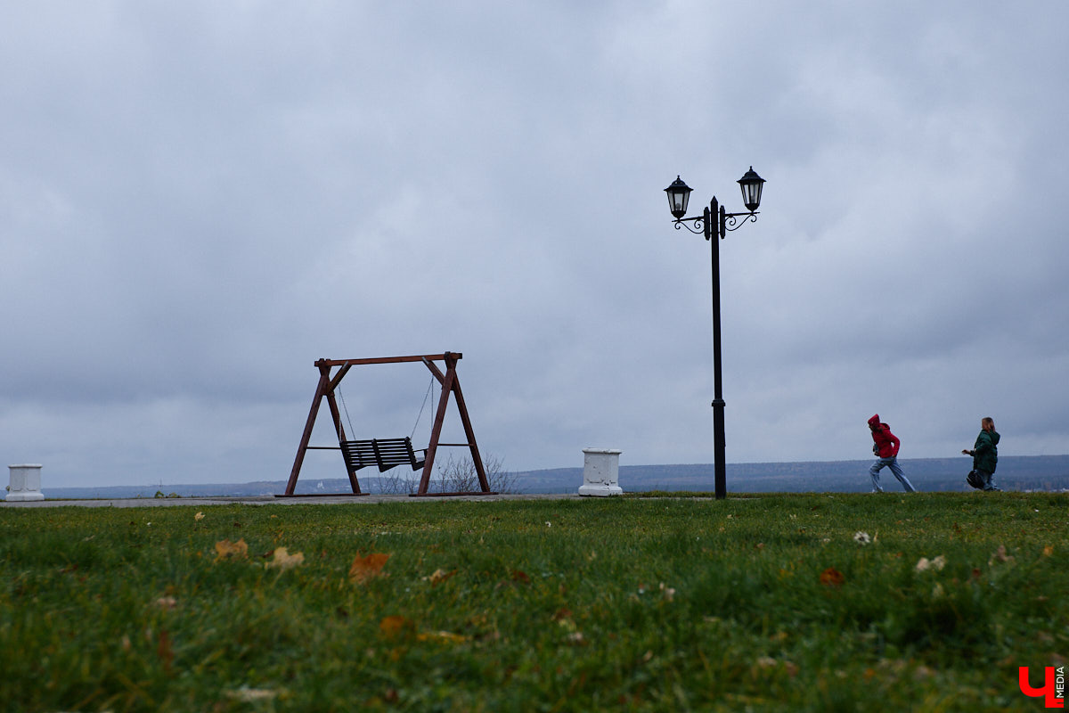 В историческом центре Владимира добавилось фасадных сеток зеленого цвета. На этот раз ими пришлось затянуть разрушающиеся фасады сторожки и крещальни, которые входят в состав архитектурного ансамбля Успенского собора. Строения, возведенные в 1871 году, планируют отреставрировать до конца этого года. При этом одну из пристроек более позднего времени придется полностью разобрать и возвести на основе нового фундамента.