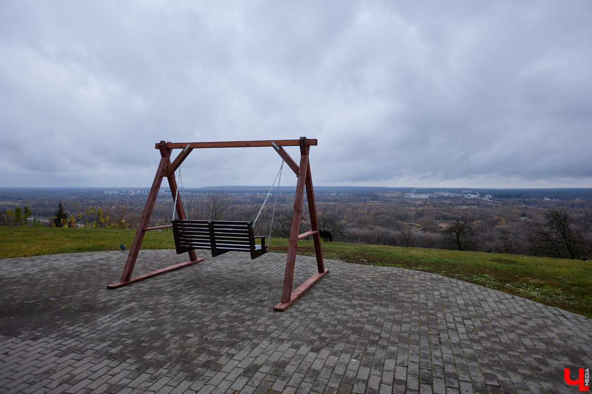 В историческом центре Владимира добавилось фасадных сеток зеленого цвета. На этот раз ими пришлось затянуть разрушающиеся фасады сторожки и крещальни, которые входят в состав архитектурного ансамбля Успенского собора. Строения, возведенные в 1871 году, планируют отреставрировать до конца этого года. При этом одну из пристроек более позднего времени придется полностью разобрать и возвести на основе нового фундамента.