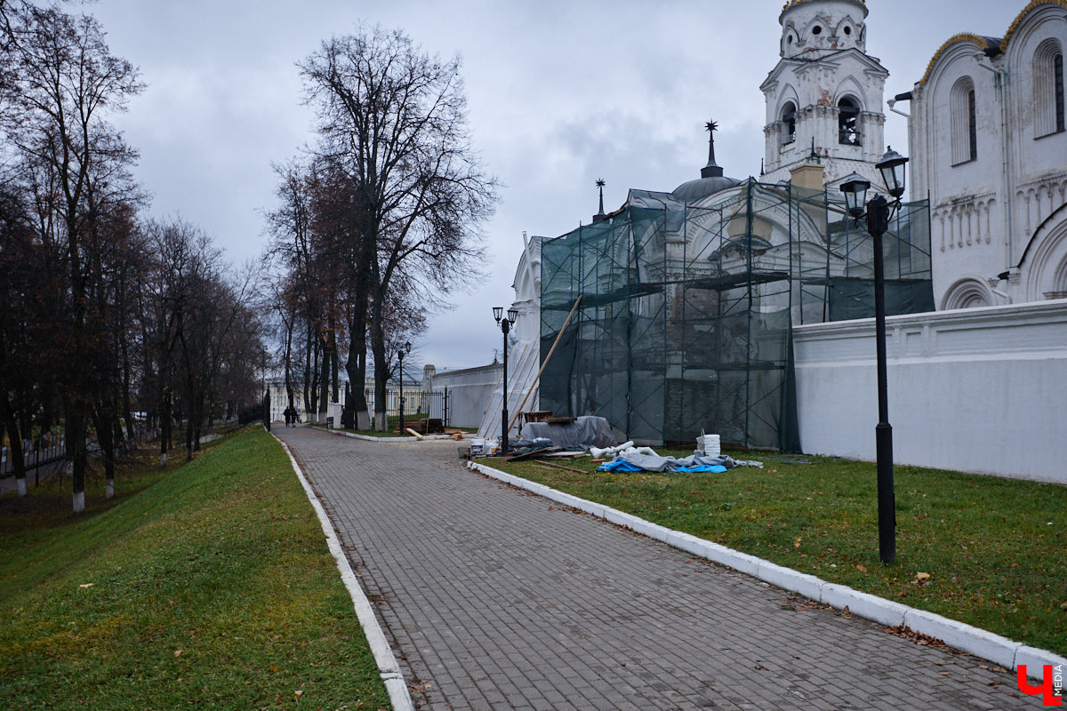 В историческом центре Владимира добавилось фасадных сеток зеленого цвета. На этот раз ими пришлось затянуть разрушающиеся фасады сторожки и крещальни, которые входят в состав архитектурного ансамбля Успенского собора. Строения, возведенные в 1871 году, планируют отреставрировать до конца этого года. При этом одну из пристроек более позднего времени придется полностью разобрать и возвести на основе нового фундамента.