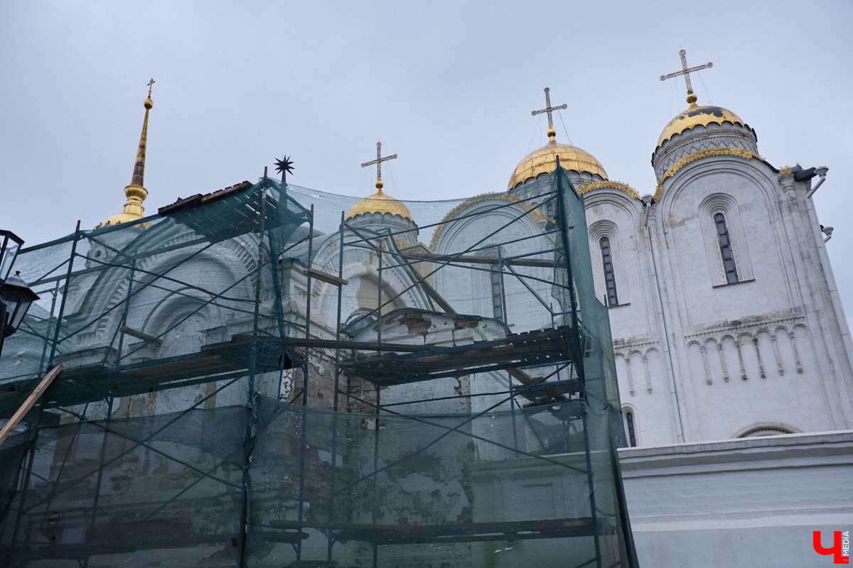 В историческом центре Владимира добавилось фасадных сеток зеленого цвета. На этот раз ими пришлось затянуть разрушающиеся фасады сторожки и крещальни, которые входят в состав архитектурного ансамбля Успенского собора. Строения, возведенные в 1871 году, планируют отреставрировать до конца этого года. При этом одну из пристроек более позднего времени придется полностью разобрать и возвести на основе нового фундамента.