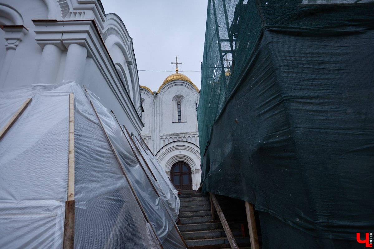 В историческом центре Владимира добавилось фасадных сеток зеленого цвета. На этот раз ими пришлось затянуть разрушающиеся фасады сторожки и крещальни, которые входят в состав архитектурного ансамбля Успенского собора. Строения, возведенные в 1871 году, планируют отреставрировать до конца этого года. При этом одну из пристроек более позднего времени придется полностью разобрать и возвести на основе нового фундамента.