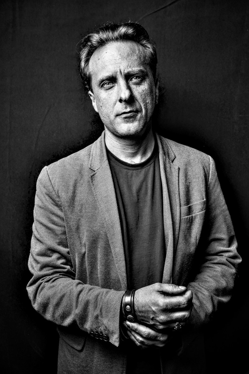 Владимирская группа «Фон Кнофф orchestra» с размахом отмечает 15-летие, устроив в ОДРИ настоящий квазиспектакль — самоироничное путешествие по истории своего становления и творчества. Но это лишь вершина айсберга, за которой притаились два крупных книжных проекта. Первый — выход в свет сборника с текстами песен и абсурдистскими рассказами из репертуара команды. Второй же будет повествовать о владимирском роке.