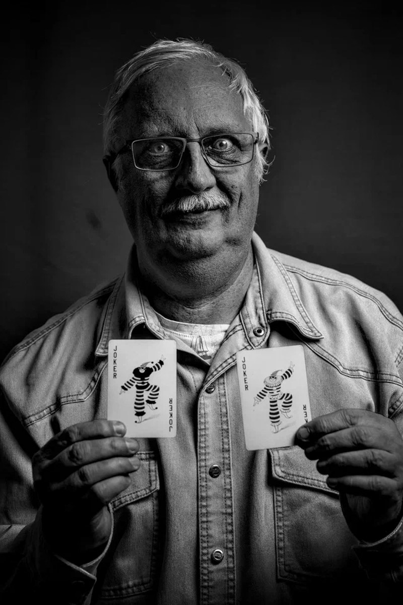 Владимирская группа «Фон Кнофф orchestra» с размахом отмечает 15-летие, устроив в ОДРИ настоящий квазиспектакль — самоироничное путешествие по истории своего становления и творчества. Но это лишь вершина айсберга, за которой притаились два крупных книжных проекта. Первый — выход в свет сборника с текстами песен и абсурдистскими рассказами из репертуара команды. Второй же будет повествовать о владимирском роке.