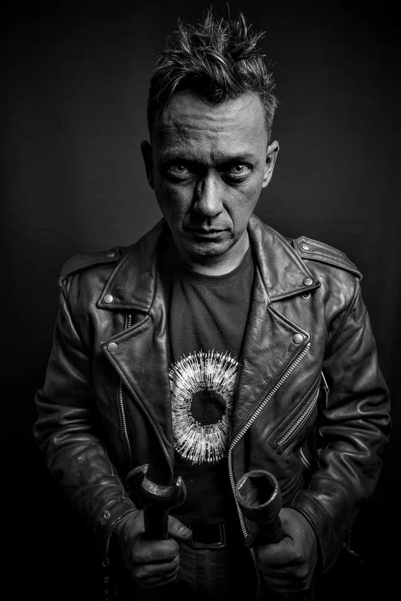 Владимирская группа «Фон Кнофф orchestra» с размахом отмечает 15-летие, устроив в ОДРИ настоящий квазиспектакль — самоироничное путешествие по истории своего становления и творчества. Но это лишь вершина айсберга, за которой притаились два крупных книжных проекта. Первый — выход в свет сборника с текстами песен и абсурдистскими рассказами из репертуара команды. Второй же будет повествовать о владимирском роке.