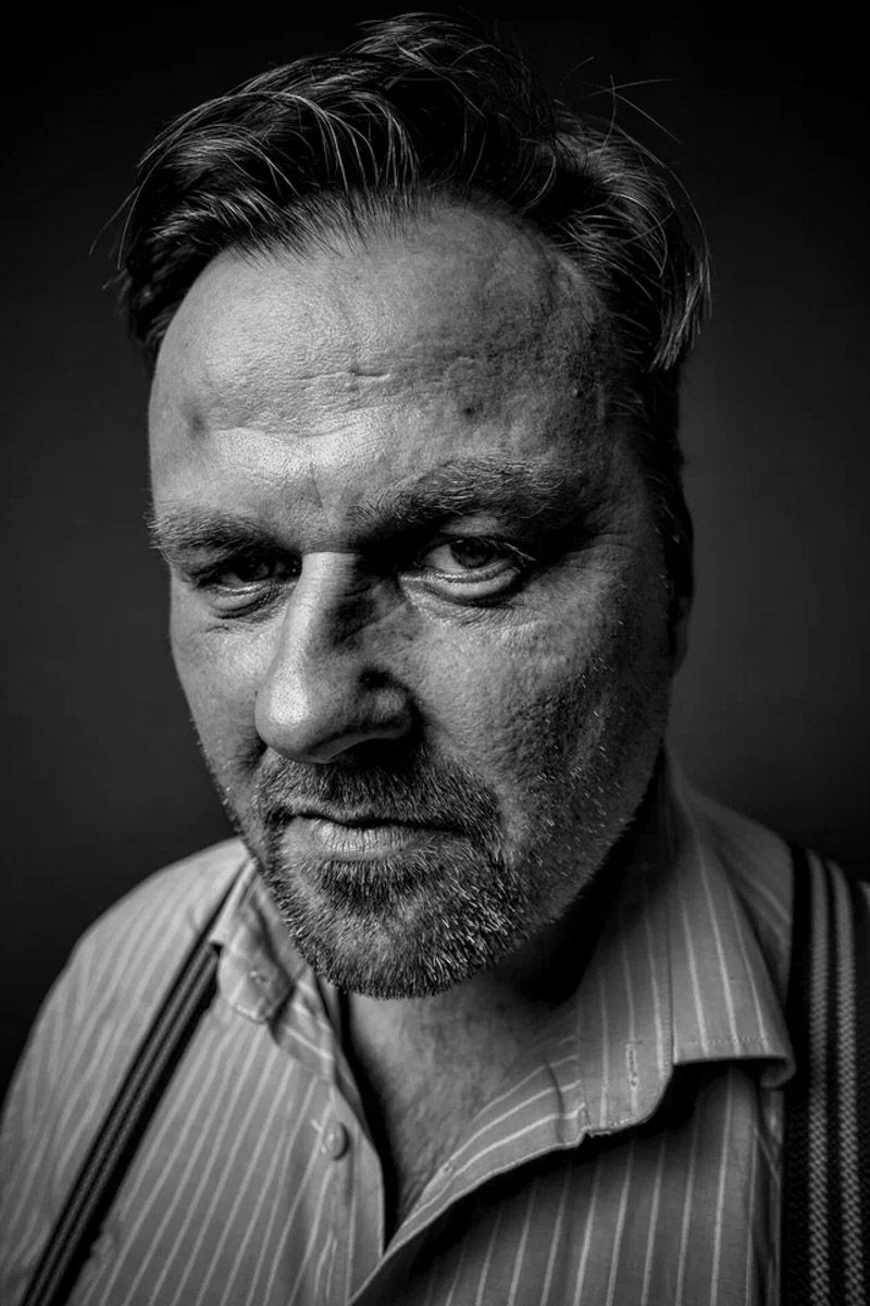 Владимирская группа «Фон Кнофф orchestra» с размахом отмечает 15-летие, устроив в ОДРИ настоящий квазиспектакль — самоироничное путешествие по истории своего становления и творчества. Но это лишь вершина айсберга, за которой притаились два крупных книжных проекта. Первый — выход в свет сборника с текстами песен и абсурдистскими рассказами из репертуара команды. Второй же будет повествовать о владимирском роке.