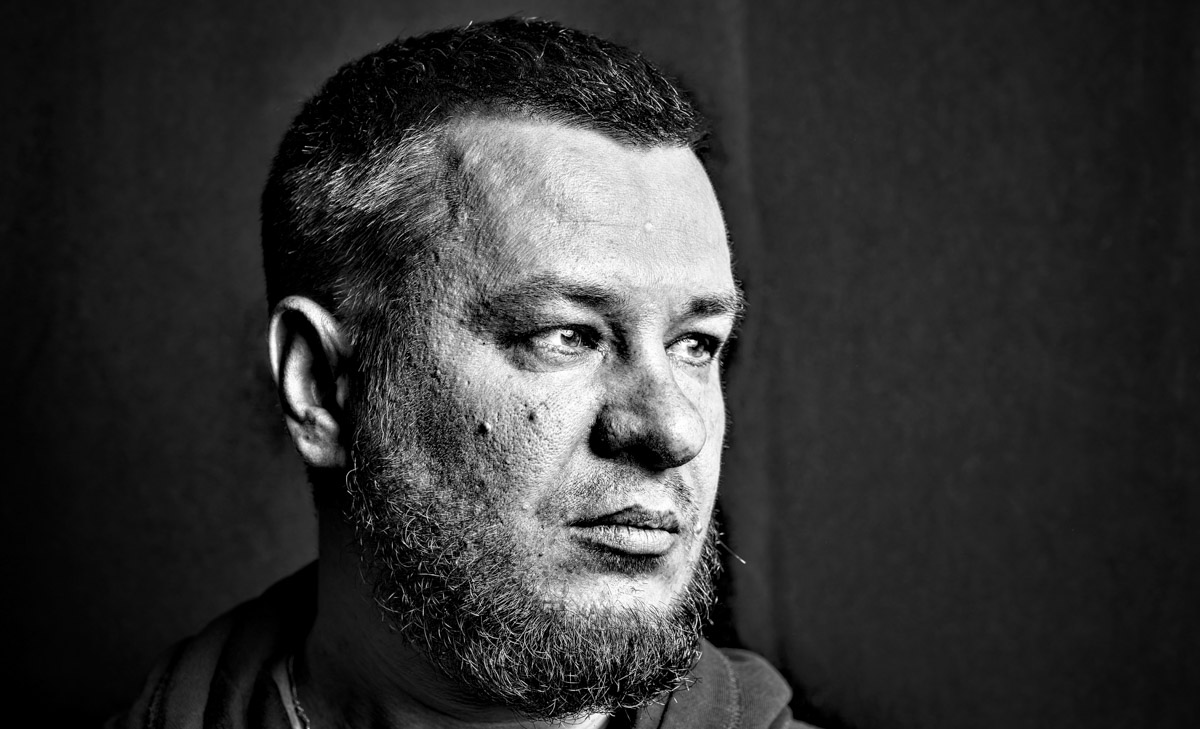 Владимирская группа «Фон Кнофф orchestra» с размахом отмечает 15-летие, устроив в ОДРИ настоящий квазиспектакль — самоироничное путешествие по истории своего становления и творчества. Но это лишь вершина айсберга, за которой притаились два крупных книжных проекта. Первый — выход в свет сборника с текстами песен и абсурдистскими рассказами из репертуара команды. Второй же будет повествовать о владимирском роке.