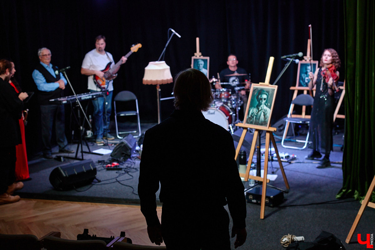 Владимирская группа «Фон Кнофф orchestra» с размахом отмечает 15-летие, устроив в ОДРИ настоящий квазиспектакль — самоироничное путешествие по истории своего становления и творчества. Но это лишь вершина айсберга, за которой притаились два крупных книжных проекта. Первый — выход в свет сборника с текстами песен и абсурдистскими рассказами из репертуара команды. Второй же будет повествовать о владимирском роке.