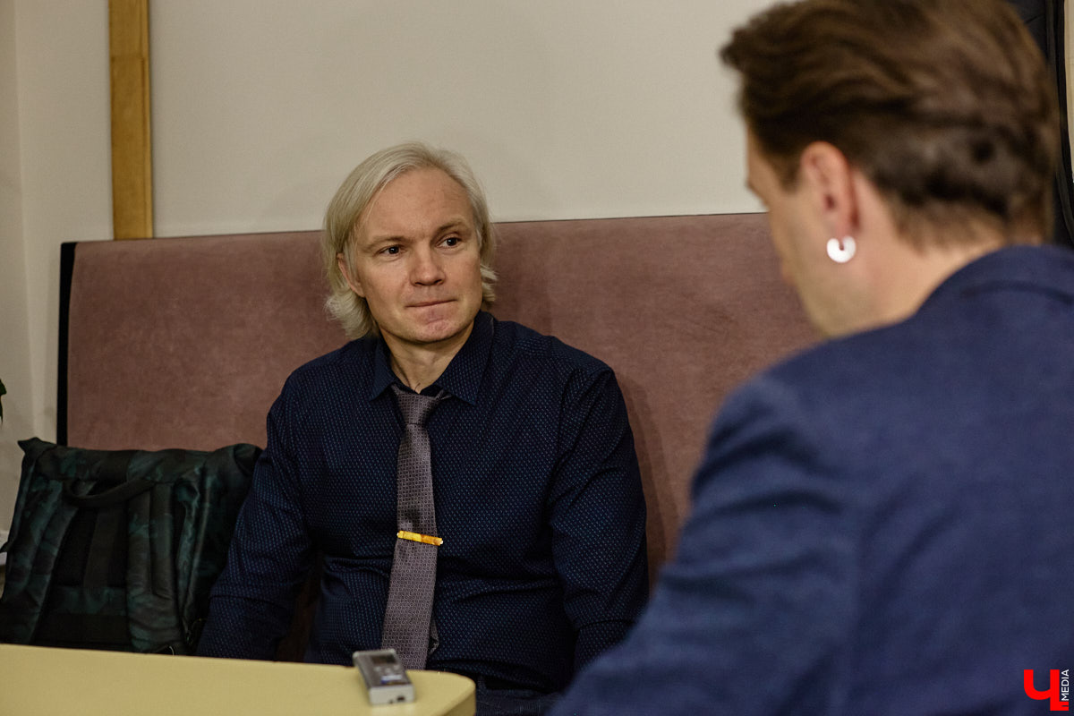 Владимирская группа «Фон Кнофф orchestra» с размахом отмечает 15-летие, устроив в ОДРИ настоящий квазиспектакль — самоироничное путешествие по истории своего становления и творчества. Но это лишь вершина айсберга, за которой притаились два крупных книжных проекта. Первый — выход в свет сборника с текстами песен и абсурдистскими рассказами из репертуара команды. Второй же будет повествовать о владимирском роке.