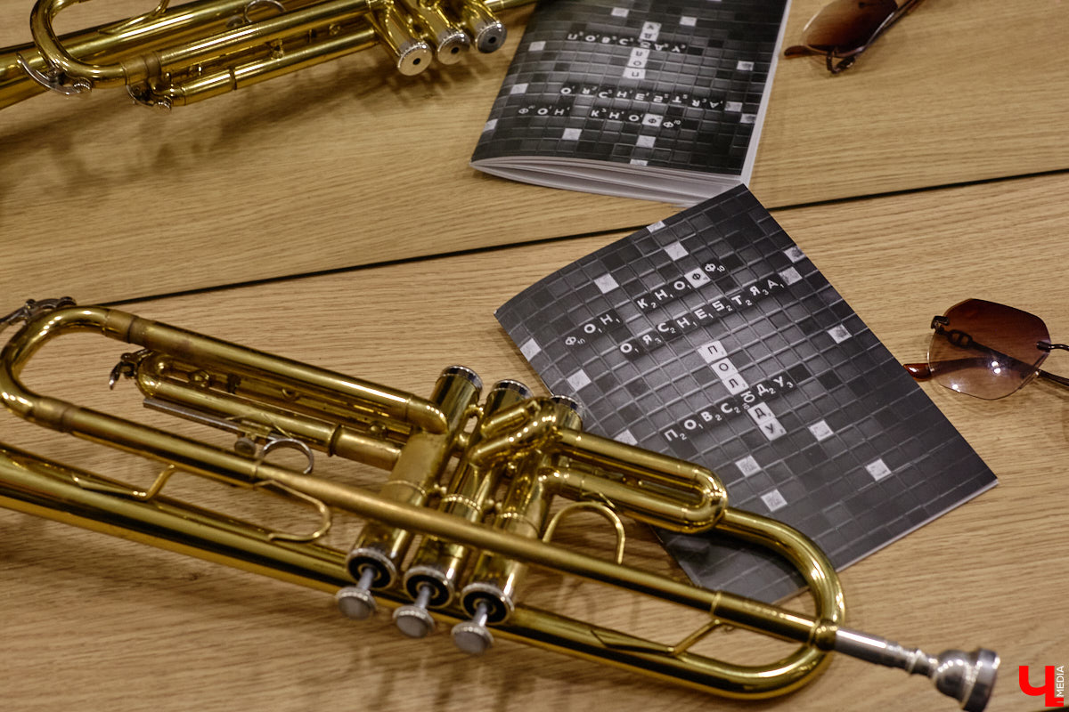 Владимирская группа «Фон Кнофф orchestra» с размахом отмечает 15-летие, устроив в ОДРИ настоящий квазиспектакль — самоироничное путешествие по истории своего становления и творчества. Но это лишь вершина айсберга, за которой притаились два крупных книжных проекта. Первый — выход в свет сборника с текстами песен и абсурдистскими рассказами из репертуара команды. Второй же будет повествовать о владимирском роке.