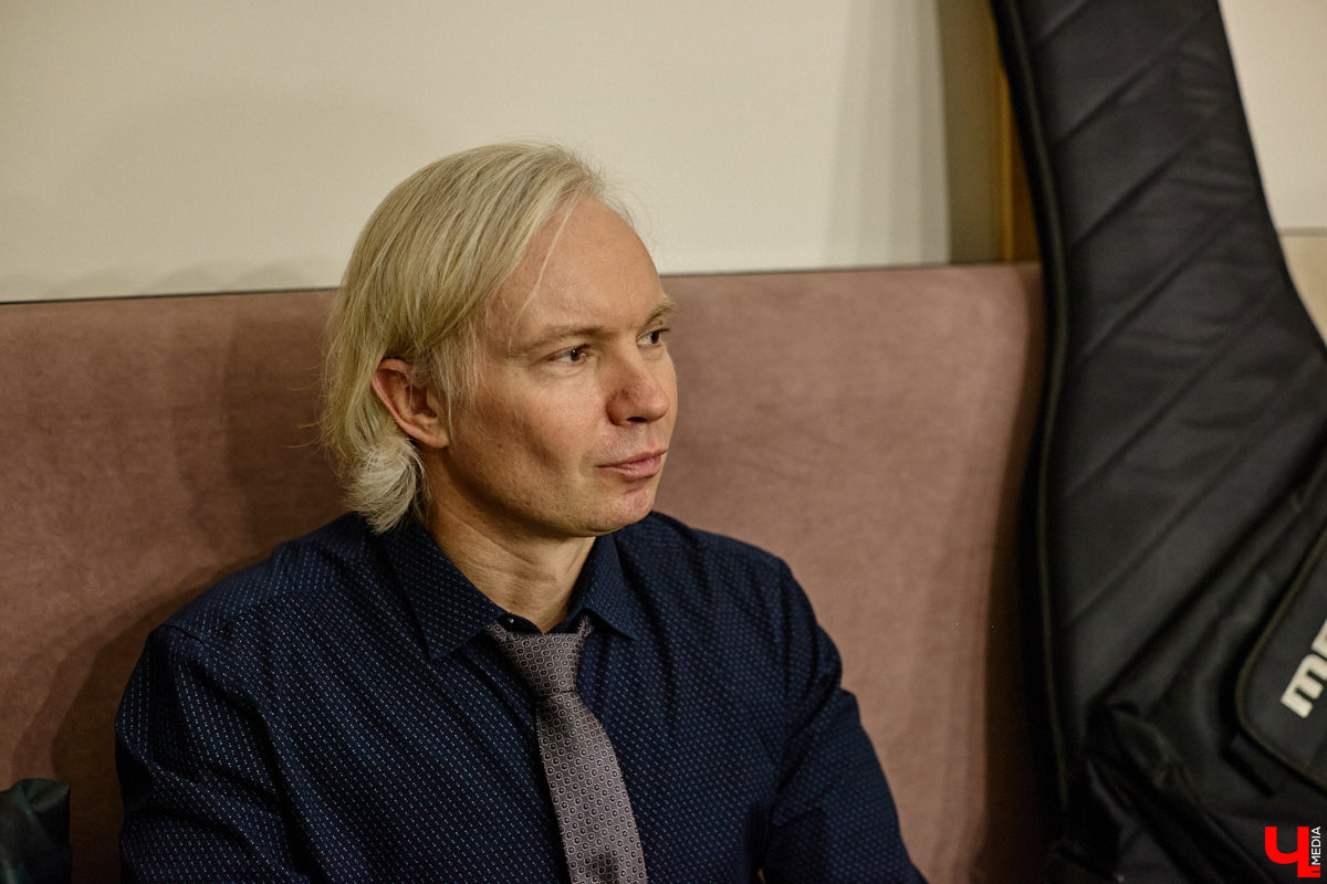 Владимирская группа «Фон Кнофф orchestra» с размахом отмечает 15-летие, устроив в ОДРИ настоящий квазиспектакль — самоироничное путешествие по истории своего становления и творчества. Но это лишь вершина айсберга, за которой притаились два крупных книжных проекта. Первый — выход в свет сборника с текстами песен и абсурдистскими рассказами из репертуара команды. Второй же будет повествовать о владимирском роке.