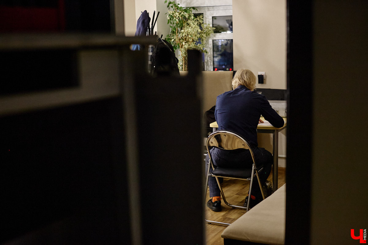 Владимирская группа «Фон Кнофф orchestra» с размахом отмечает 15-летие, устроив в ОДРИ настоящий квазиспектакль — самоироничное путешествие по истории своего становления и творчества. Но это лишь вершина айсберга, за которой притаились два крупных книжных проекта. Первый — выход в свет сборника с текстами песен и абсурдистскими рассказами из репертуара команды. Второй же будет повествовать о владимирском роке.