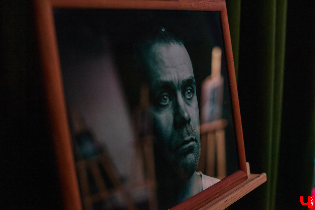 Владимирская группа «Фон Кнофф orchestra» с размахом отмечает 15-летие, устроив в ОДРИ настоящий квазиспектакль — самоироничное путешествие по истории своего становления и творчества. Но это лишь вершина айсберга, за которой притаились два крупных книжных проекта. Первый — выход в свет сборника с текстами песен и абсурдистскими рассказами из репертуара команды. Второй же будет повествовать о владимирском роке.