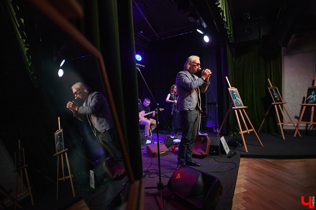 Владимирская группа «Фон Кнофф orchestra» с размахом отмечает 15-летие, устроив в ОДРИ настоящий квазиспектакль — самоироничное путешествие по истории своего становления и творчества. Но это лишь вершина айсберга, за которой притаились два крупных книжных проекта. Первый — выход в свет сборника с текстами песен и абсурдистскими рассказами из репертуара команды. Второй же будет повествовать о владимирском роке.