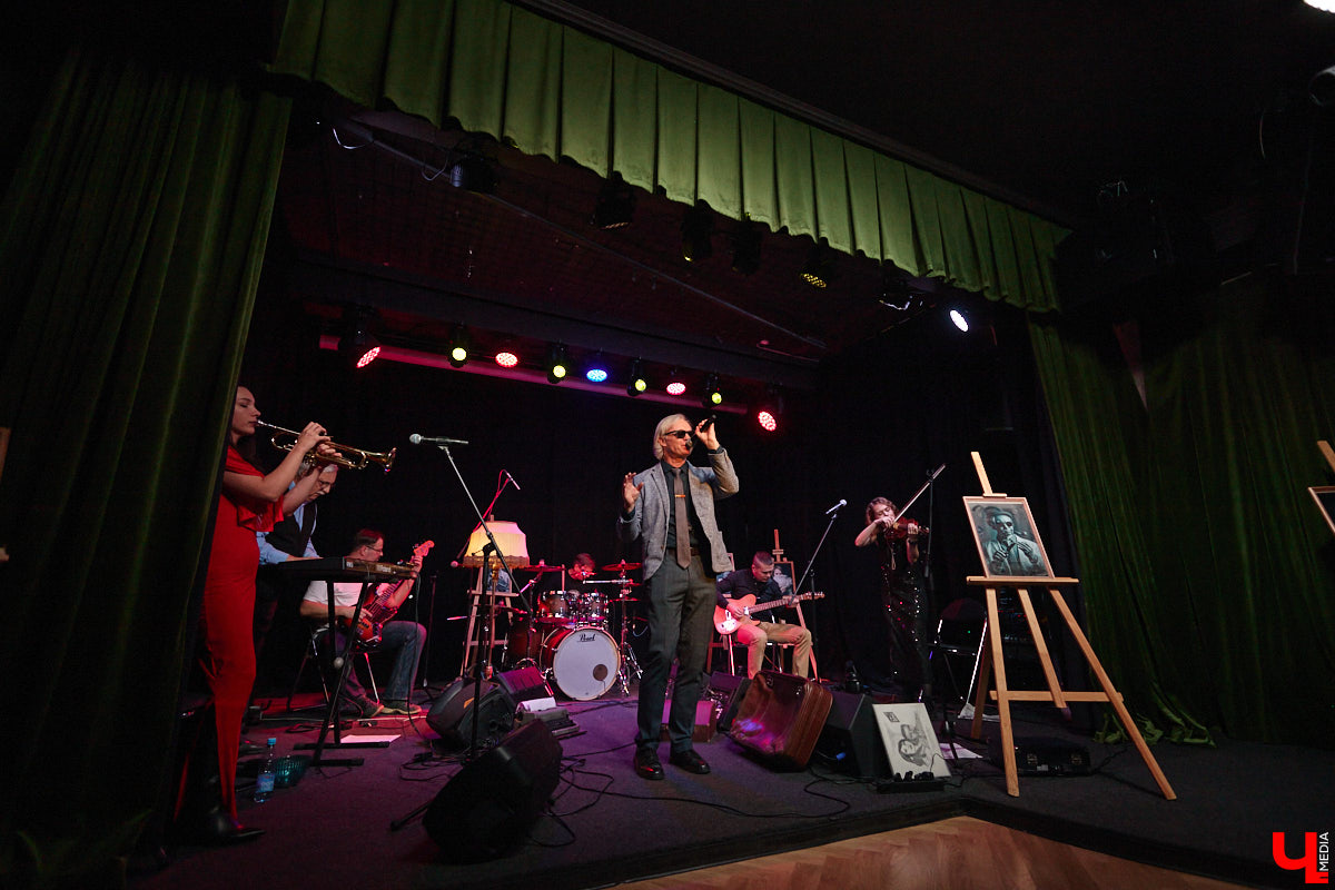 Владимирская группа «Фон Кнофф orchestra» с размахом отмечает 15-летие, устроив в ОДРИ настоящий квазиспектакль — самоироничное путешествие по истории своего становления и творчества. Но это лишь вершина айсберга, за которой притаились два крупных книжных проекта. Первый — выход в свет сборника с текстами песен и абсурдистскими рассказами из репертуара команды. Второй же будет повествовать о владимирском роке.