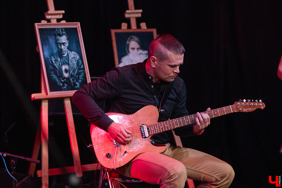 Владимирская группа «Фон Кнофф orchestra» с размахом отмечает 15-летие, устроив в ОДРИ настоящий квазиспектакль — самоироничное путешествие по истории своего становления и творчества. Но это лишь вершина айсберга, за которой притаились два крупных книжных проекта. Первый — выход в свет сборника с текстами песен и абсурдистскими рассказами из репертуара команды. Второй же будет повествовать о владимирском роке.