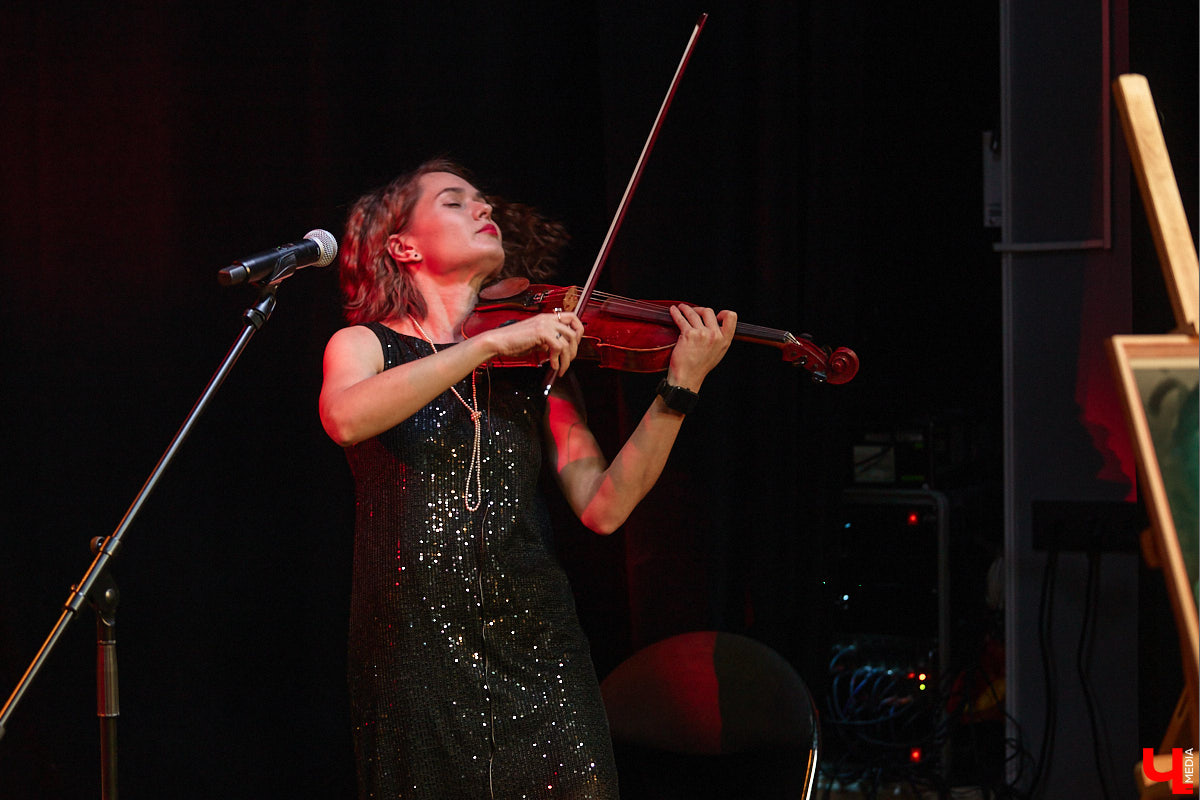 Владимирская группа «Фон Кнофф orchestra» с размахом отмечает 15-летие, устроив в ОДРИ настоящий квазиспектакль — самоироничное путешествие по истории своего становления и творчества. Но это лишь вершина айсберга, за которой притаились два крупных книжных проекта. Первый — выход в свет сборника с текстами песен и абсурдистскими рассказами из репертуара команды. Второй же будет повествовать о владимирском роке.