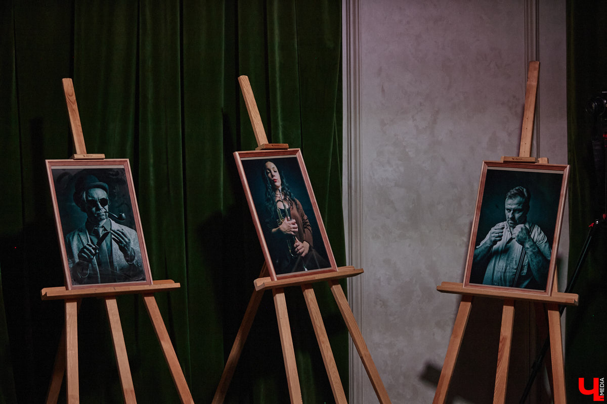 Владимирская группа «Фон Кнофф orchestra» с размахом отмечает 15-летие, устроив в ОДРИ настоящий квазиспектакль — самоироничное путешествие по истории своего становления и творчества. Но это лишь вершина айсберга, за которой притаились два крупных книжных проекта. Первый — выход в свет сборника с текстами песен и абсурдистскими рассказами из репертуара команды. Второй же будет повествовать о владимирском роке.