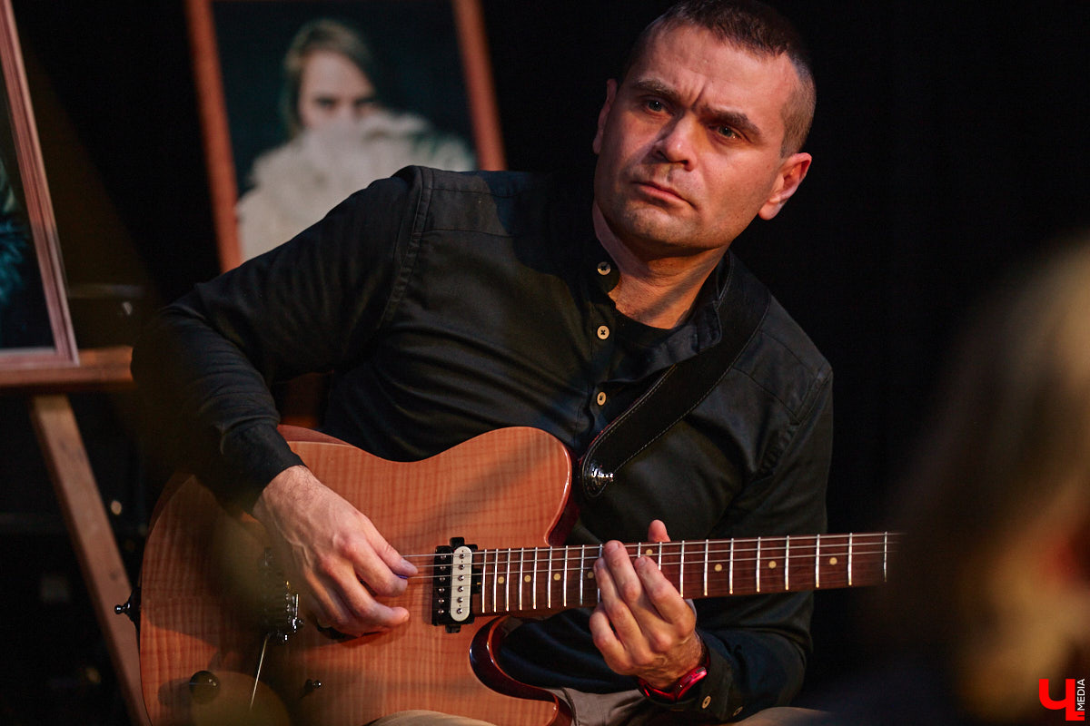 Владимирская группа «Фон Кнофф orchestra» с размахом отмечает 15-летие, устроив в ОДРИ настоящий квазиспектакль — самоироничное путешествие по истории своего становления и творчества. Но это лишь вершина айсберга, за которой притаились два крупных книжных проекта. Первый — выход в свет сборника с текстами песен и абсурдистскими рассказами из репертуара команды. Второй же будет повествовать о владимирском роке.