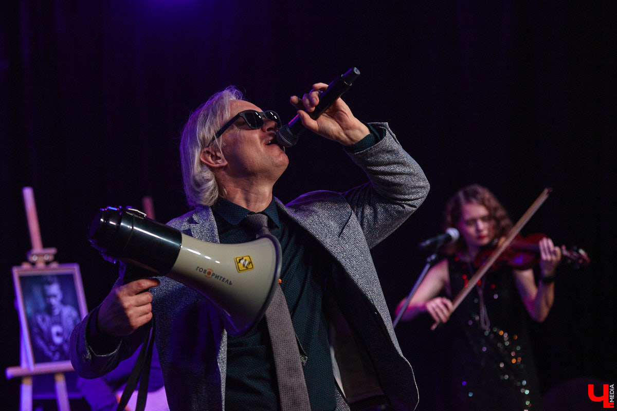 Владимирская группа «Фон Кнофф orchestra» с размахом отмечает 15-летие, устроив в ОДРИ настоящий квазиспектакль — самоироничное путешествие по истории своего становления и творчества. Но это лишь вершина айсберга, за которой притаились два крупных книжных проекта. Первый — выход в свет сборника с текстами песен и абсурдистскими рассказами из репертуара команды. Второй же будет повествовать о владимирском роке.