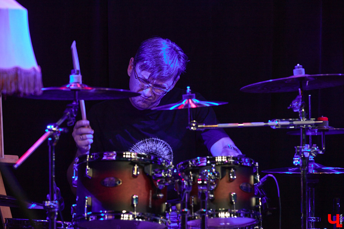 Владимирская группа «Фон Кнофф orchestra» с размахом отмечает 15-летие, устроив в ОДРИ настоящий квазиспектакль — самоироничное путешествие по истории своего становления и творчества. Но это лишь вершина айсберга, за которой притаились два крупных книжных проекта. Первый — выход в свет сборника с текстами песен и абсурдистскими рассказами из репертуара команды. Второй же будет повествовать о владимирском роке.