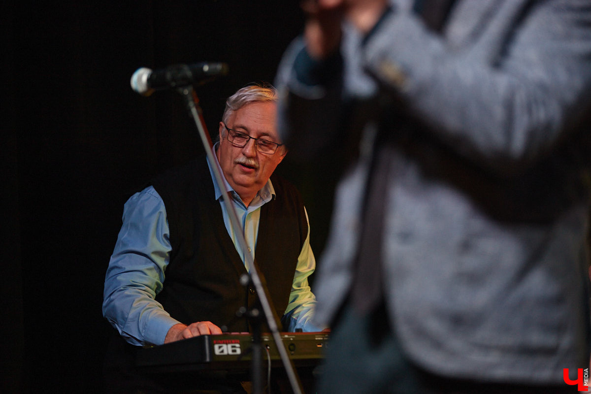 Владимирская группа «Фон Кнофф orchestra» с размахом отмечает 15-летие, устроив в ОДРИ настоящий квазиспектакль — самоироничное путешествие по истории своего становления и творчества. Но это лишь вершина айсберга, за которой притаились два крупных книжных проекта. Первый — выход в свет сборника с текстами песен и абсурдистскими рассказами из репертуара команды. Второй же будет повествовать о владимирском роке.