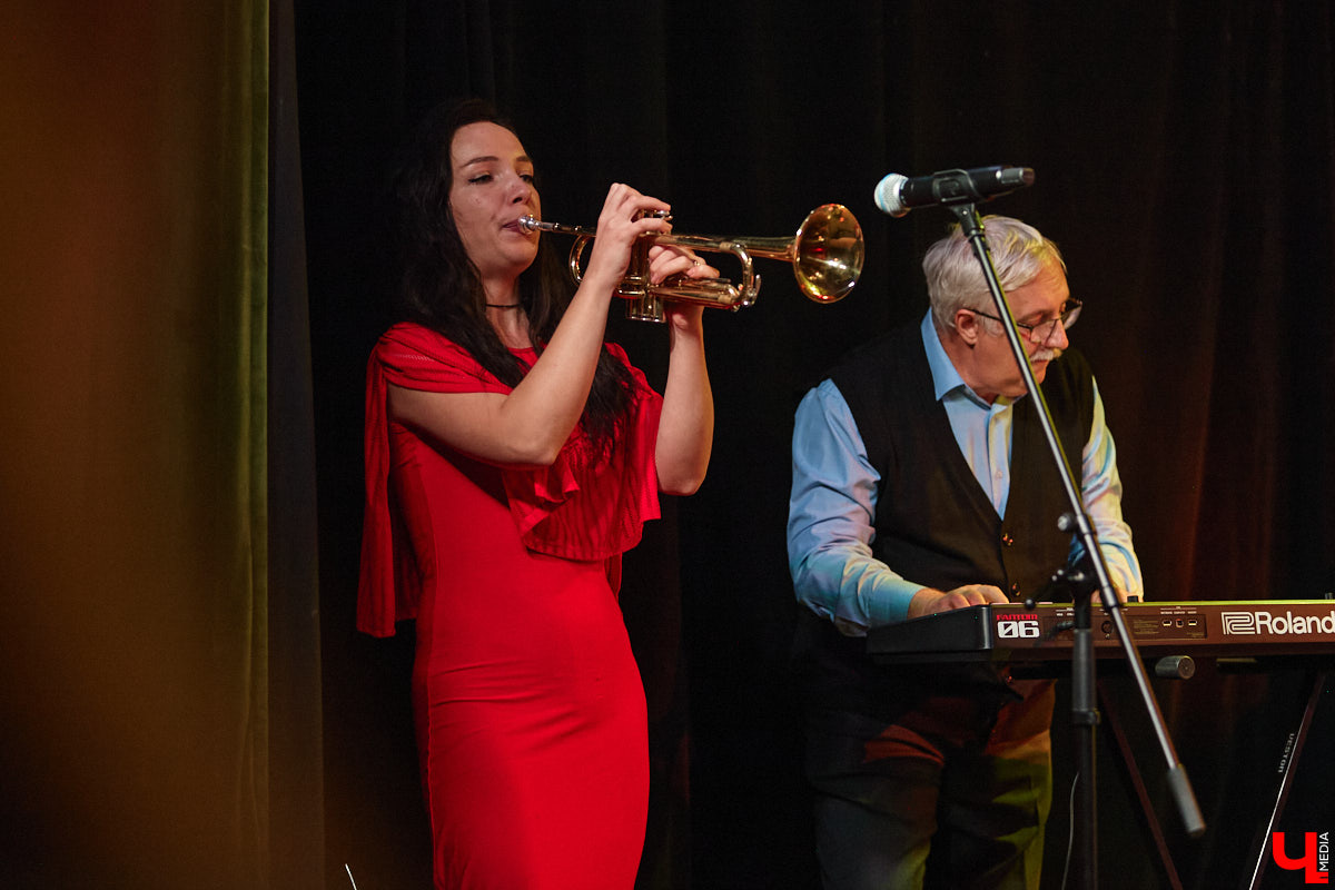 Владимирская группа «Фон Кнофф orchestra» с размахом отмечает 15-летие, устроив в ОДРИ настоящий квазиспектакль — самоироничное путешествие по истории своего становления и творчества. Но это лишь вершина айсберга, за которой притаились два крупных книжных проекта. Первый — выход в свет сборника с текстами песен и абсурдистскими рассказами из репертуара команды. Второй же будет повествовать о владимирском роке.