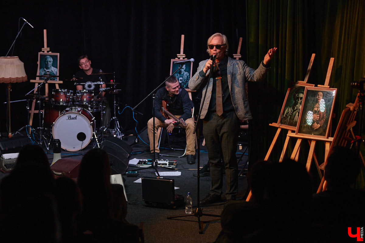 Владимирская группа «Фон Кнофф orchestra» с размахом отмечает 15-летие, устроив в ОДРИ настоящий квазиспектакль — самоироничное путешествие по истории своего становления и творчества. Но это лишь вершина айсберга, за которой притаились два крупных книжных проекта. Первый — выход в свет сборника с текстами песен и абсурдистскими рассказами из репертуара команды. Второй же будет повествовать о владимирском роке.