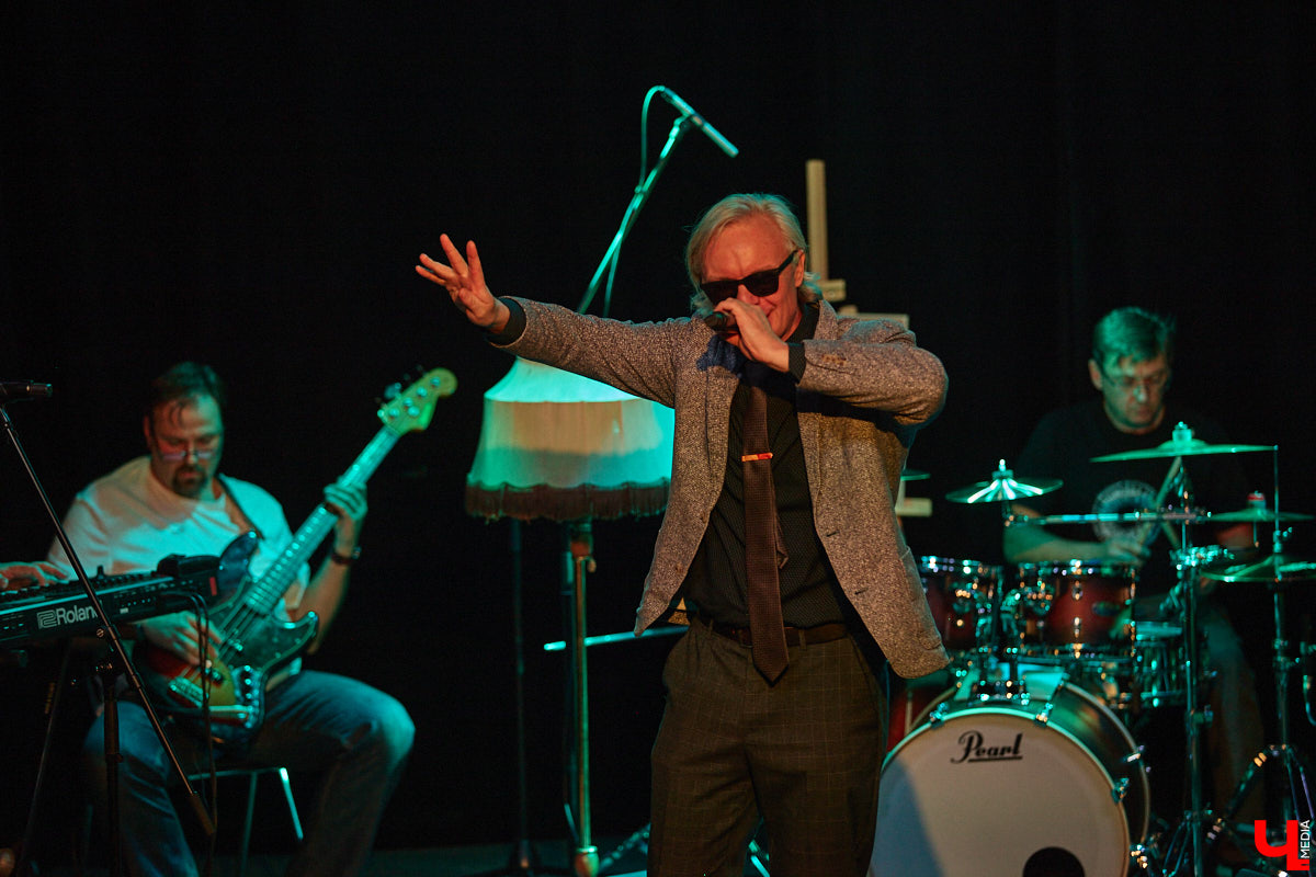 Владимирская группа «Фон Кнофф orchestra» с размахом отмечает 15-летие, устроив в ОДРИ настоящий квазиспектакль — самоироничное путешествие по истории своего становления и творчества. Но это лишь вершина айсберга, за которой притаились два крупных книжных проекта. Первый — выход в свет сборника с текстами песен и абсурдистскими рассказами из репертуара команды. Второй же будет повествовать о владимирском роке.