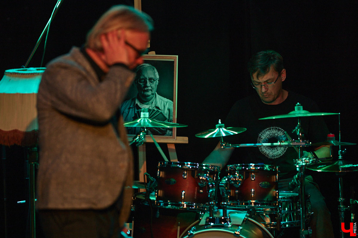 Владимирская группа «Фон Кнофф orchestra» с размахом отмечает 15-летие, устроив в ОДРИ настоящий квазиспектакль — самоироничное путешествие по истории своего становления и творчества. Но это лишь вершина айсберга, за которой притаились два крупных книжных проекта. Первый — выход в свет сборника с текстами песен и абсурдистскими рассказами из репертуара команды. Второй же будет повествовать о владимирском роке.