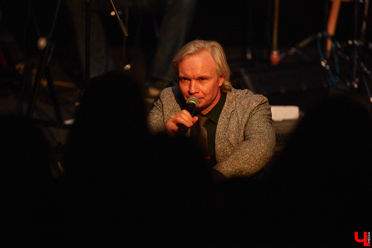 Владимирская группа «Фон Кнофф orchestra» с размахом отмечает 15-летие, устроив в ОДРИ настоящий квазиспектакль — самоироничное путешествие по истории своего становления и творчества. Но это лишь вершина айсберга, за которой притаились два крупных книжных проекта. Первый — выход в свет сборника с текстами песен и абсурдистскими рассказами из репертуара команды. Второй же будет повествовать о владимирском роке.