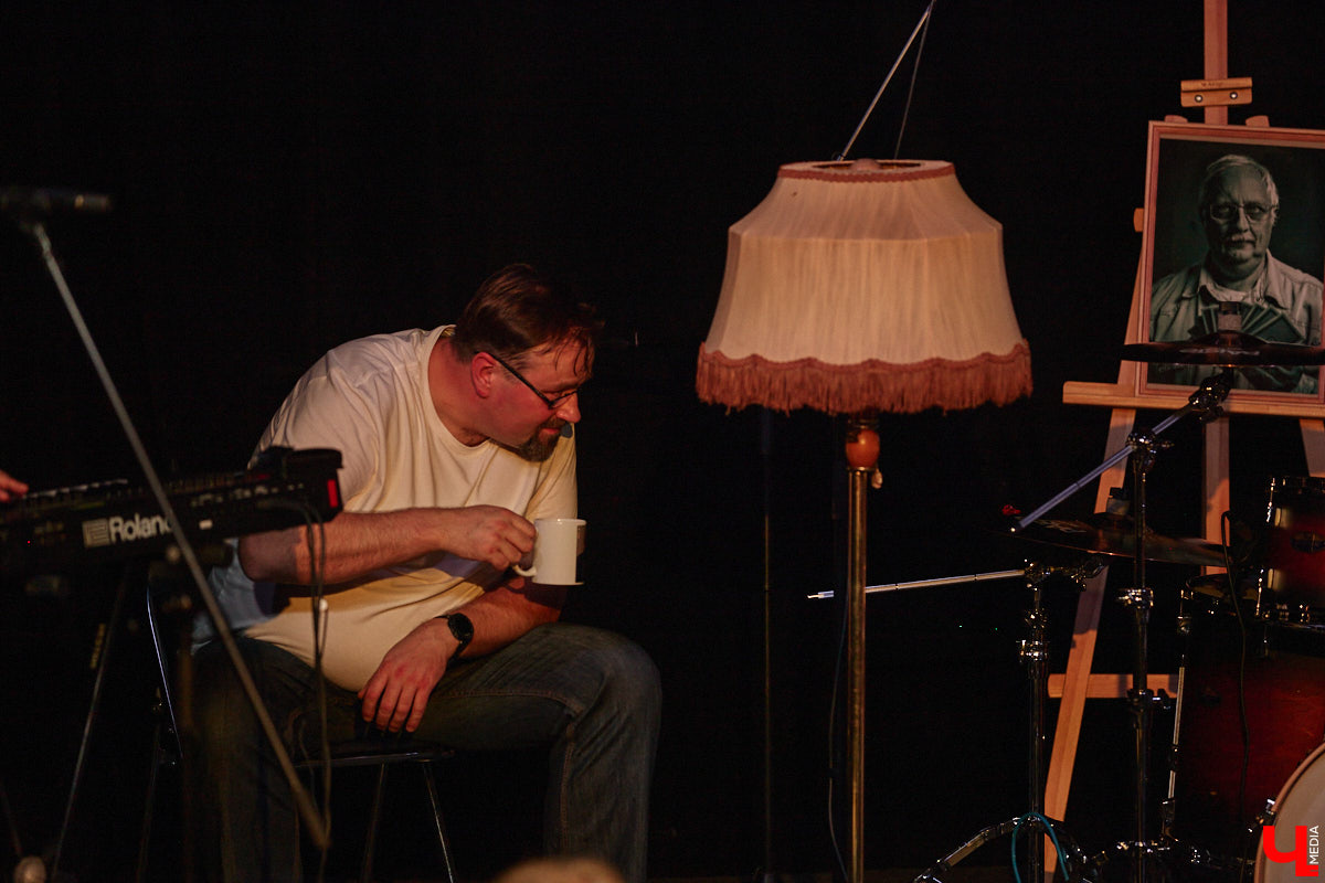 Владимирская группа «Фон Кнофф orchestra» с размахом отмечает 15-летие, устроив в ОДРИ настоящий квазиспектакль — самоироничное путешествие по истории своего становления и творчества. Но это лишь вершина айсберга, за которой притаились два крупных книжных проекта. Первый — выход в свет сборника с текстами песен и абсурдистскими рассказами из репертуара команды. Второй же будет повествовать о владимирском роке.