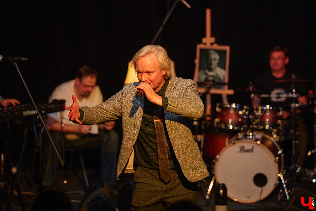 Владимирская группа «Фон Кнофф orchestra» с размахом отмечает 15-летие, устроив в ОДРИ настоящий квазиспектакль — самоироничное путешествие по истории своего становления и творчества. Но это лишь вершина айсберга, за которой притаились два крупных книжных проекта. Первый — выход в свет сборника с текстами песен и абсурдистскими рассказами из репертуара команды. Второй же будет повествовать о владимирском роке.