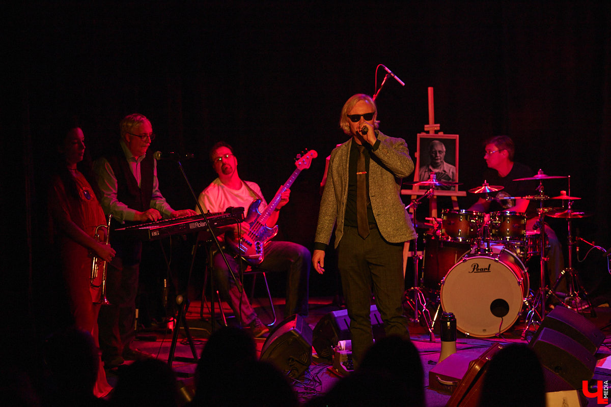 Владимирская группа «Фон Кнофф orchestra» с размахом отмечает 15-летие, устроив в ОДРИ настоящий квазиспектакль — самоироничное путешествие по истории своего становления и творчества. Но это лишь вершина айсберга, за которой притаились два крупных книжных проекта. Первый — выход в свет сборника с текстами песен и абсурдистскими рассказами из репертуара команды. Второй же будет повествовать о владимирском роке.