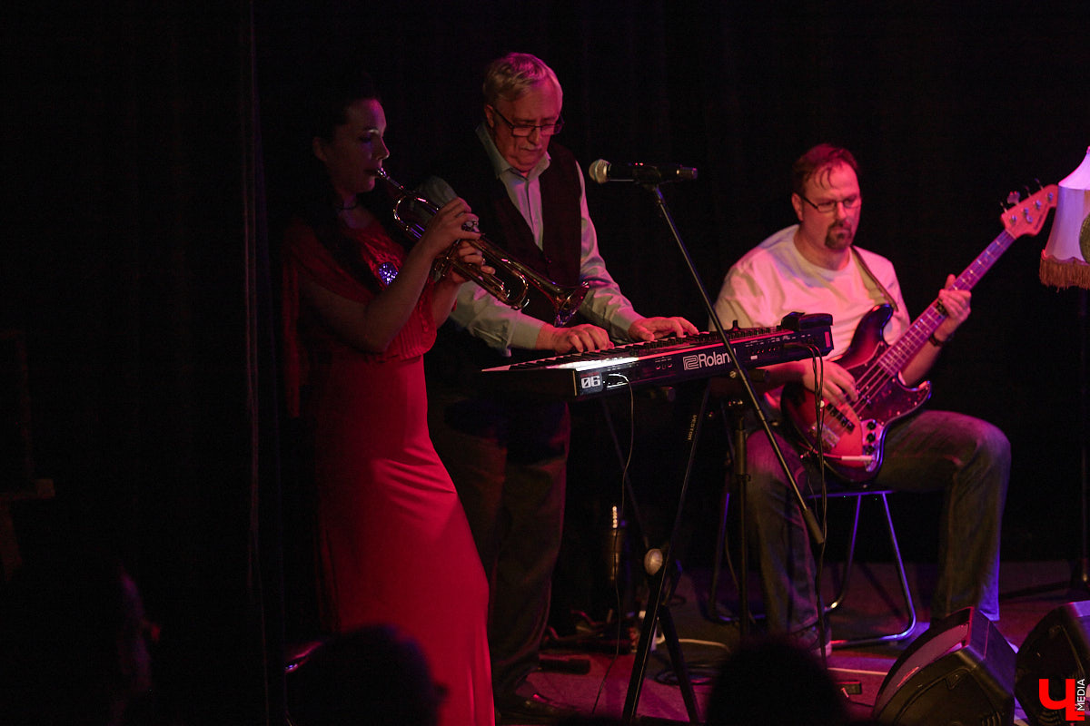 Владимирская группа «Фон Кнофф orchestra» с размахом отмечает 15-летие, устроив в ОДРИ настоящий квазиспектакль — самоироничное путешествие по истории своего становления и творчества. Но это лишь вершина айсберга, за которой притаились два крупных книжных проекта. Первый — выход в свет сборника с текстами песен и абсурдистскими рассказами из репертуара команды. Второй же будет повествовать о владимирском роке.