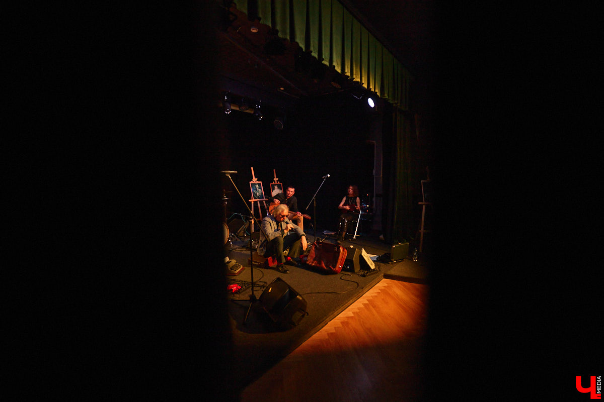 Владимирская группа «Фон Кнофф orchestra» с размахом отмечает 15-летие, устроив в ОДРИ настоящий квазиспектакль — самоироничное путешествие по истории своего становления и творчества. Но это лишь вершина айсберга, за которой притаились два крупных книжных проекта. Первый — выход в свет сборника с текстами песен и абсурдистскими рассказами из репертуара команды. Второй же будет повествовать о владимирском роке.