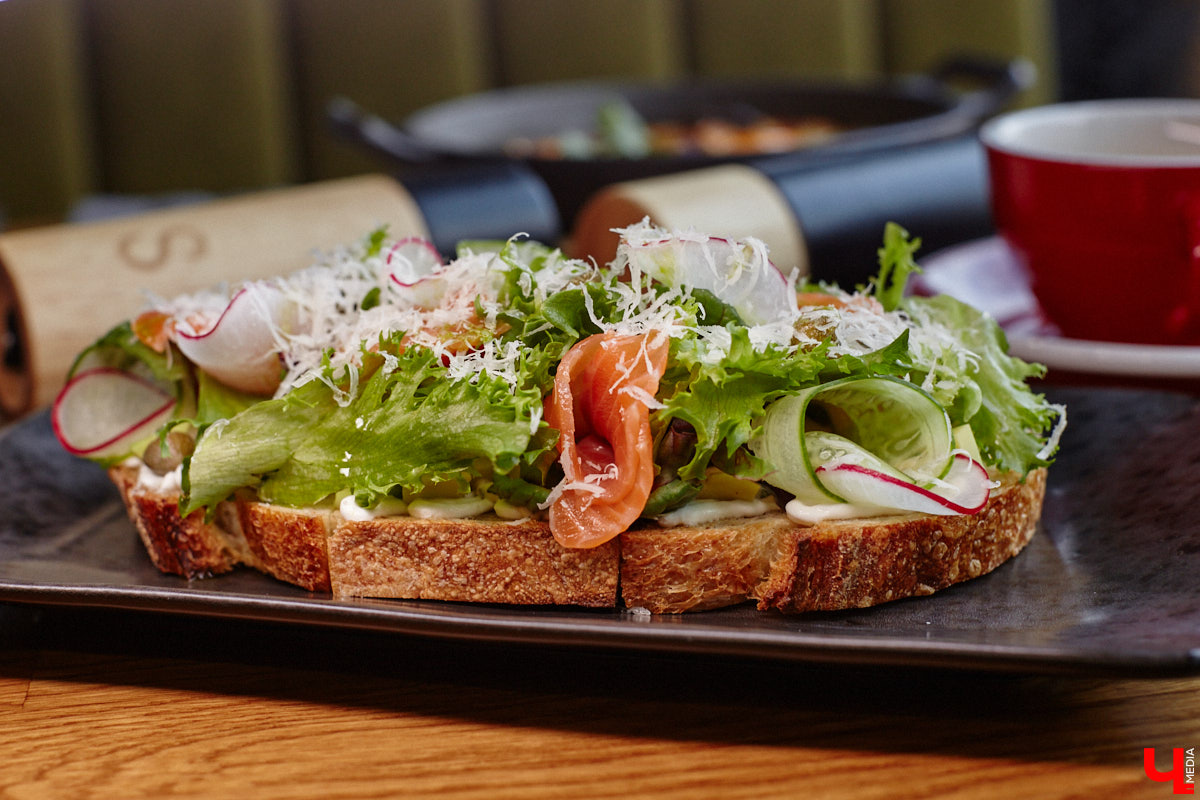 Вы уже обратили внимание на необычное заведение с панорамными окнами в пол, расположенное всего в пяти минутах от исторического центра Владимира? Если нет, самое время узнать, что скрывается внутри. Знакомьтесь, ресторан Saisons! Место, куда можно приехать с рассветом и заказать, пожалуй, самые ранние в городе завтраки. Найти ресторан просто, да и проблем с парковкой наверняка не возникнет: на территории комплекса организована большая стоянка.