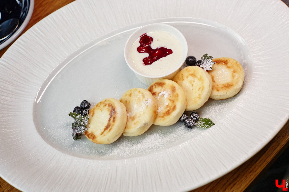 Вы уже обратили внимание на необычное заведение с панорамными окнами в пол, расположенное всего в пяти минутах от исторического центра Владимира? Если нет, самое время узнать, что скрывается внутри. Знакомьтесь, ресторан Saisons! Место, куда можно приехать с рассветом и заказать, пожалуй, самые ранние в городе завтраки. Найти ресторан просто, да и проблем с парковкой наверняка не возникнет: на территории комплекса организована большая стоянка.