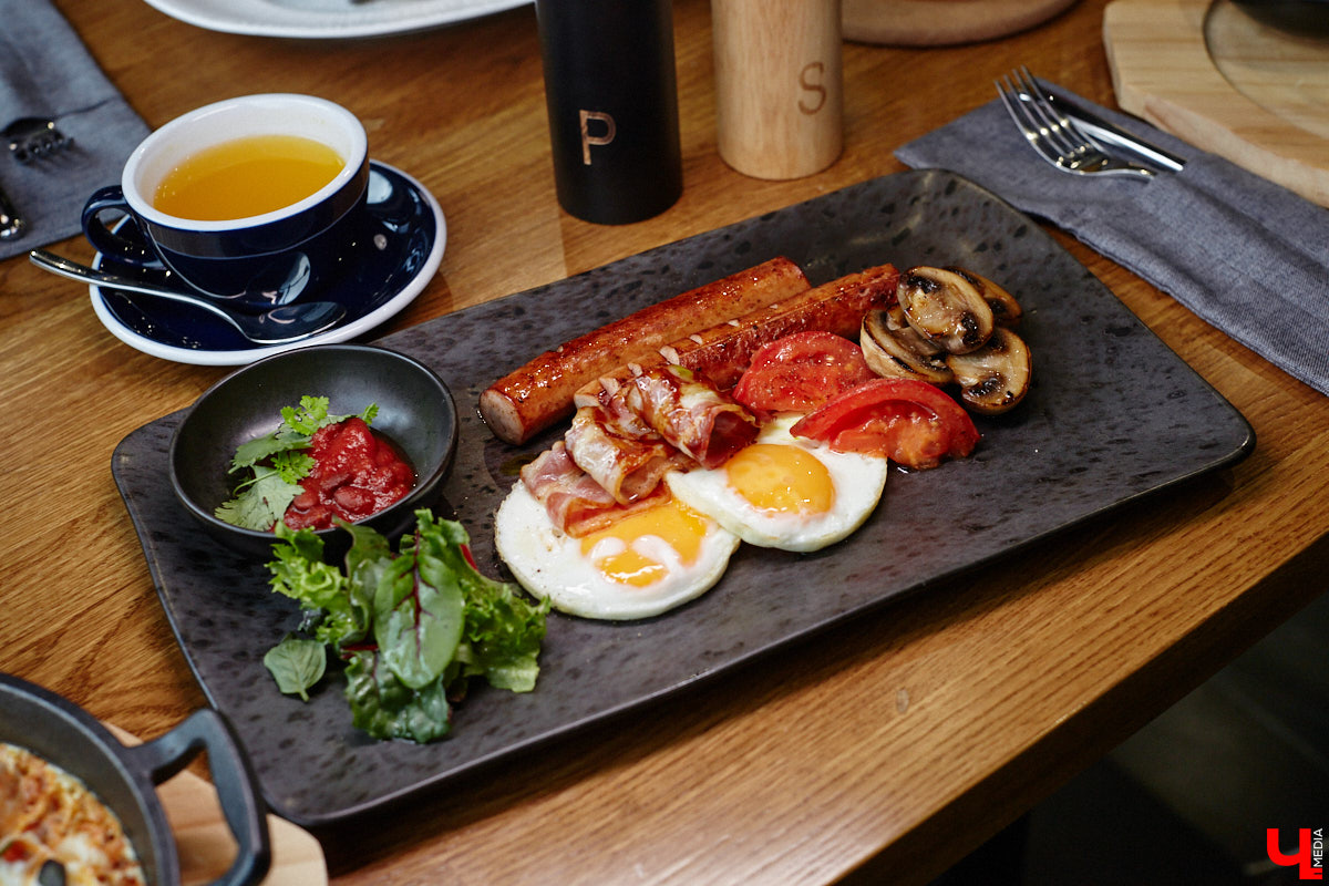 Вы уже обратили внимание на необычное заведение с панорамными окнами в пол, расположенное всего в пяти минутах от исторического центра Владимира? Если нет, самое время узнать, что скрывается внутри. Знакомьтесь, ресторан Saisons! Место, куда можно приехать с рассветом и заказать, пожалуй, самые ранние в городе завтраки. Найти ресторан просто, да и проблем с парковкой наверняка не возникнет: на территории комплекса организована большая стоянка.