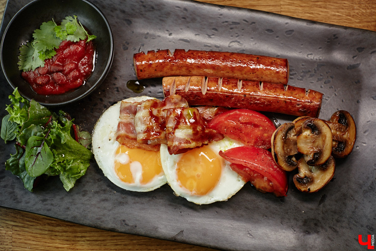 Вы уже обратили внимание на необычное заведение с панорамными окнами в пол, расположенное всего в пяти минутах от исторического центра Владимира? Если нет, самое время узнать, что скрывается внутри. Знакомьтесь, ресторан Saisons! Место, куда можно приехать с рассветом и заказать, пожалуй, самые ранние в городе завтраки. Найти ресторан просто, да и проблем с парковкой наверняка не возникнет: на территории комплекса организована большая стоянка.