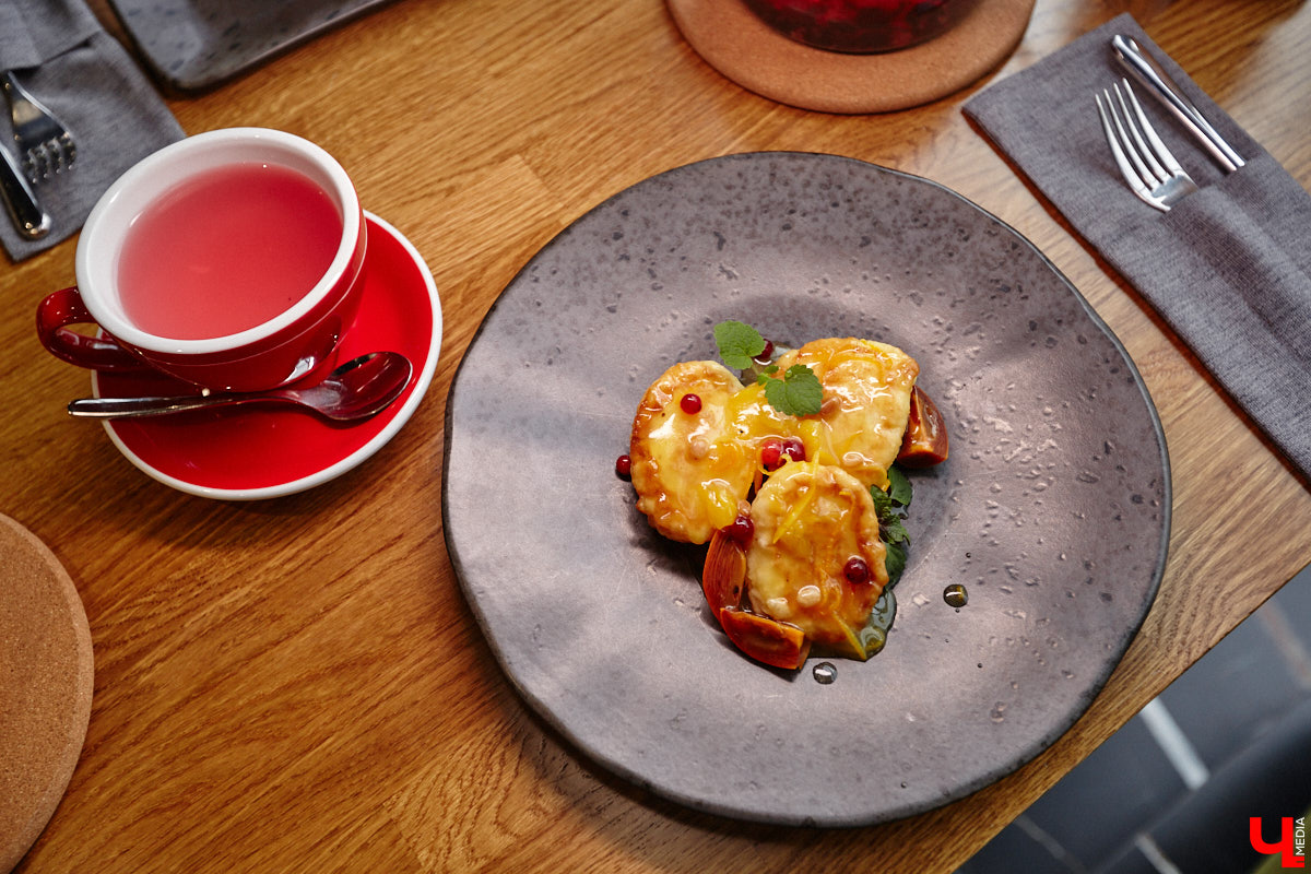 Вы уже обратили внимание на необычное заведение с панорамными окнами в пол, расположенное всего в пяти минутах от исторического центра Владимира? Если нет, самое время узнать, что скрывается внутри. Знакомьтесь, ресторан Saisons! Место, куда можно приехать с рассветом и заказать, пожалуй, самые ранние в городе завтраки. Найти ресторан просто, да и проблем с парковкой наверняка не возникнет: на территории комплекса организована большая стоянка.