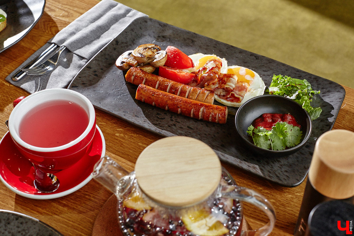 Вы уже обратили внимание на необычное заведение с панорамными окнами в пол, расположенное всего в пяти минутах от исторического центра Владимира? Если нет, самое время узнать, что скрывается внутри. Знакомьтесь, ресторан Saisons! Место, куда можно приехать с рассветом и заказать, пожалуй, самые ранние в городе завтраки. Найти ресторан просто, да и проблем с парковкой наверняка не возникнет: на территории комплекса организована большая стоянка.