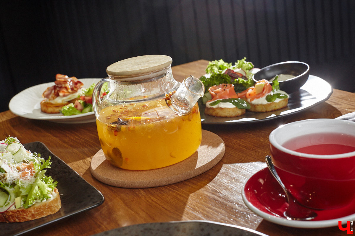 Вы уже обратили внимание на необычное заведение с панорамными окнами в пол, расположенное всего в пяти минутах от исторического центра Владимира? Если нет, самое время узнать, что скрывается внутри. Знакомьтесь, ресторан Saisons! Место, куда можно приехать с рассветом и заказать, пожалуй, самые ранние в городе завтраки. Найти ресторан просто, да и проблем с парковкой наверняка не возникнет: на территории комплекса организована большая стоянка.